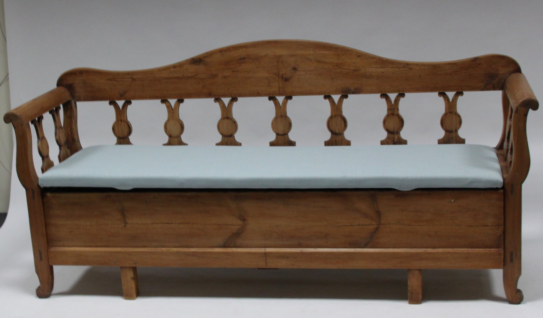 Appraisal: A Swedish pine metamorphic bench bed the shaped back rail