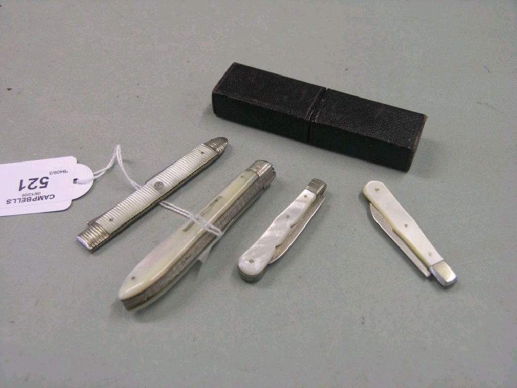 Appraisal: Four various folding fruit knives each with silver blade and