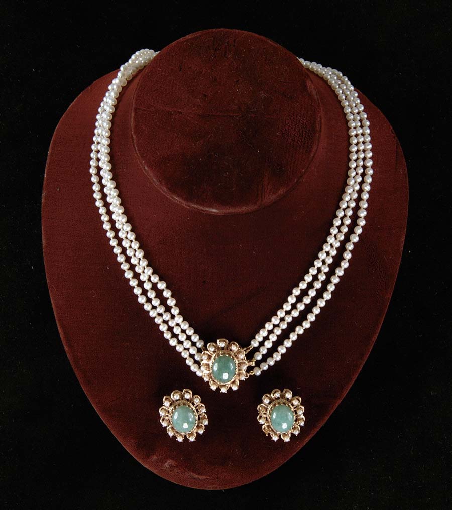 Appraisal: GOLD JADE PEARL SUITE Wonderful set includes a pearl necklace