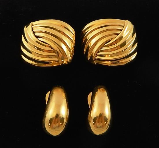 Appraisal: JEWELRY Two pieces of K yellow gold earrings pair of