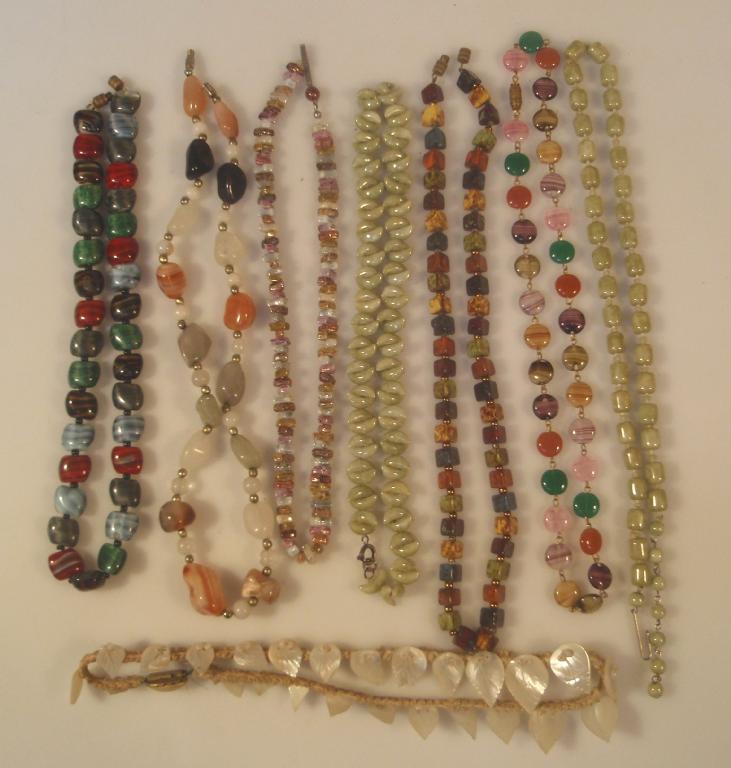 Appraisal: A quantity of natural stone and other costume bead necklaces