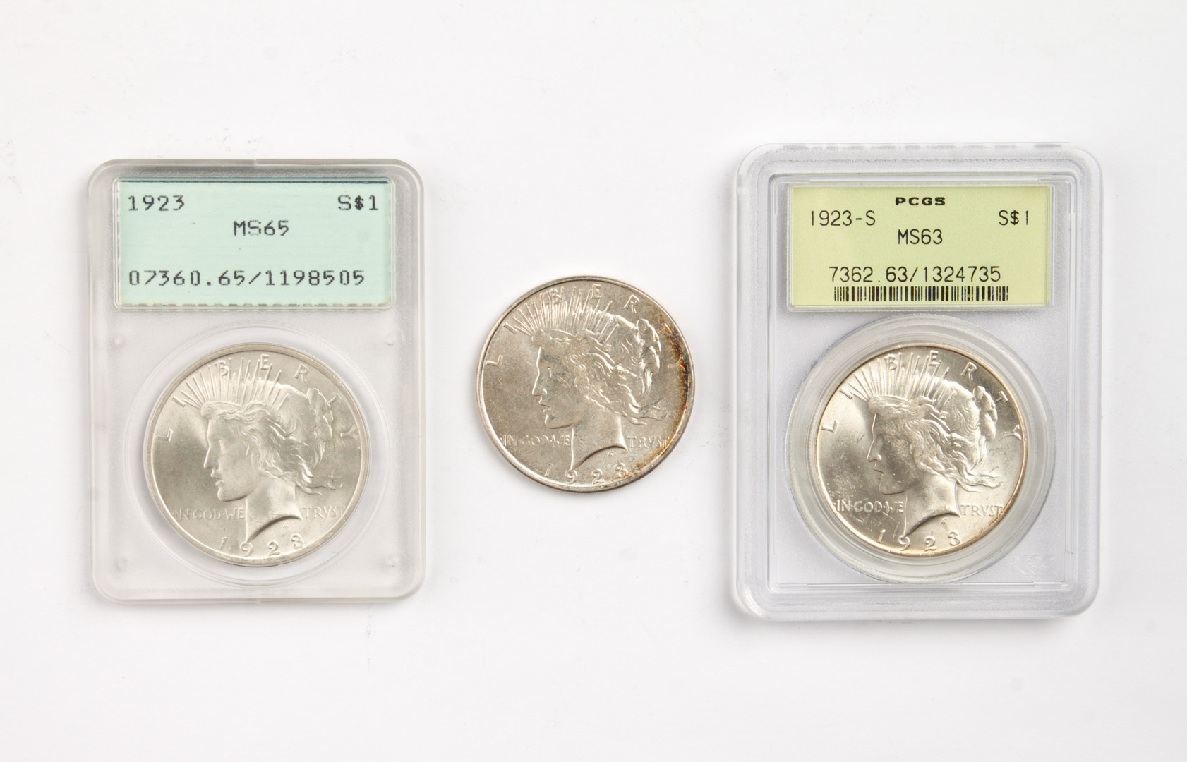 Appraisal: Three U S Peace type silver dollars comprising MS- in