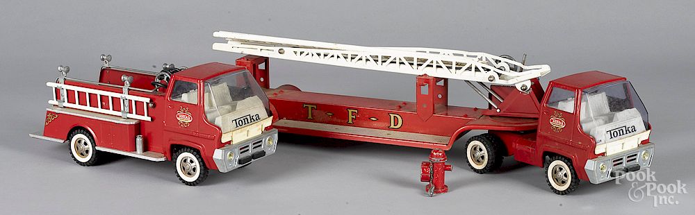 Appraisal: Two Tonka pressed steel fire trucks Two Tonka pressed steel