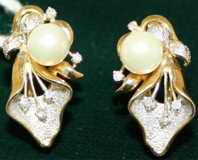 Appraisal: PAIR OF KT GOLD PIERCED EARRINGS FLORAL FORMDESIGN WITH SMALL