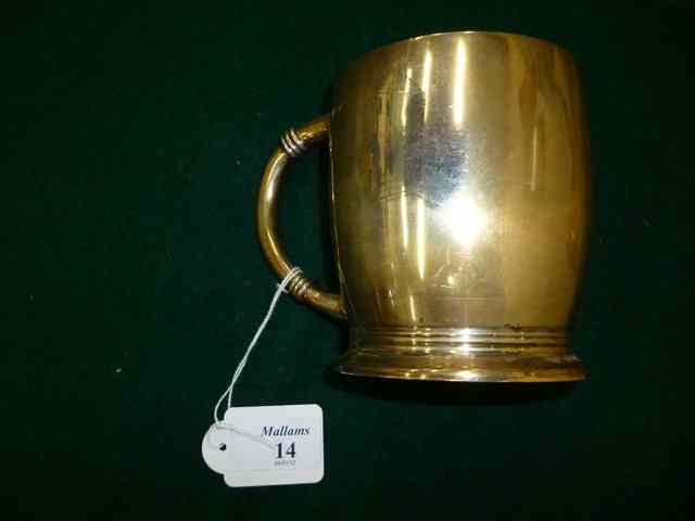 Appraisal: A SILVER PINT TANKARD with ring turned loop handle and