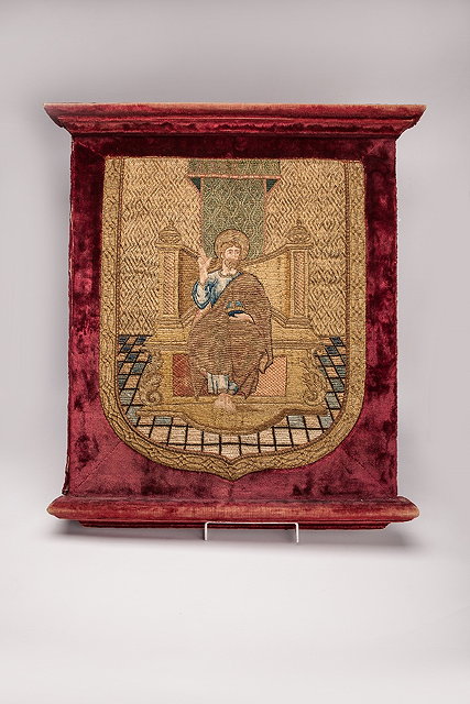 Appraisal: AN ANTIQUE SHIELD SHAPED GOLD AND COLOURED THREAD PANEL depicting