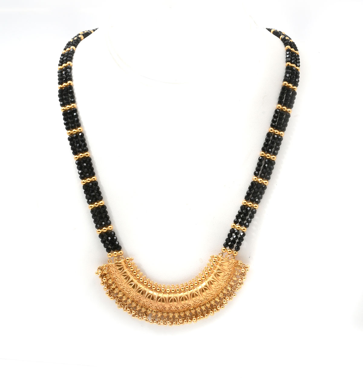 Appraisal: K YELLOW GOLD ONYX ORNAMENTAL NECKLACE Artistically designed K yellow