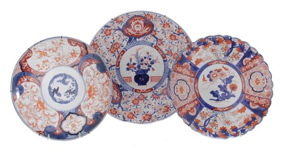 Appraisal: Japanese Imari porcelain chargers late th century Dia to pcs