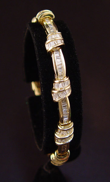 Appraisal: CTW DIAMOND BRACELET K yellow gold bracelet contains straight and