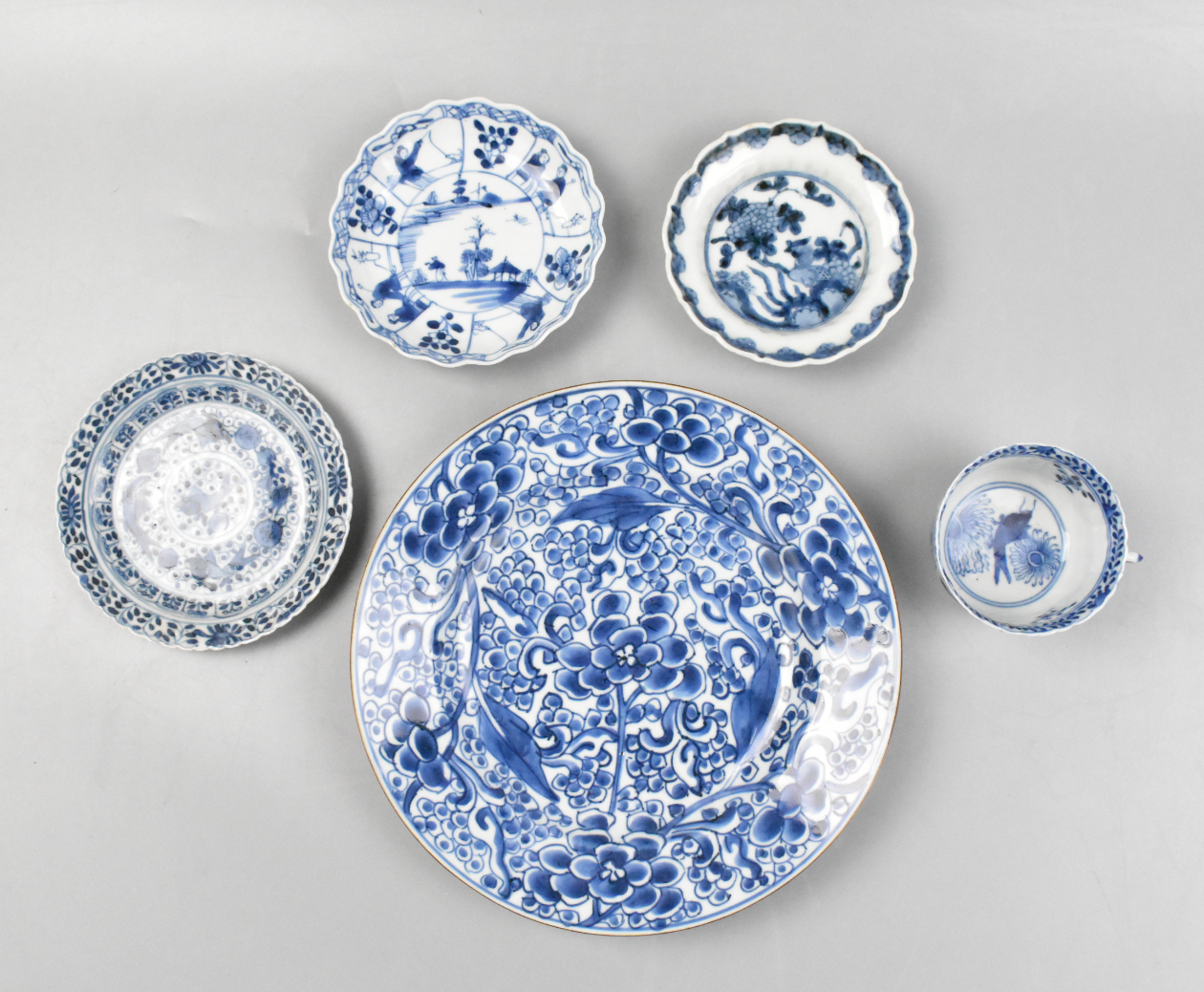 Appraisal: A group of Chinese blue and white plates and a