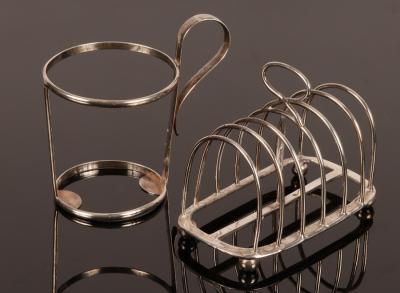 Appraisal: A Victorian silver seven-bar toast rack London and a silver