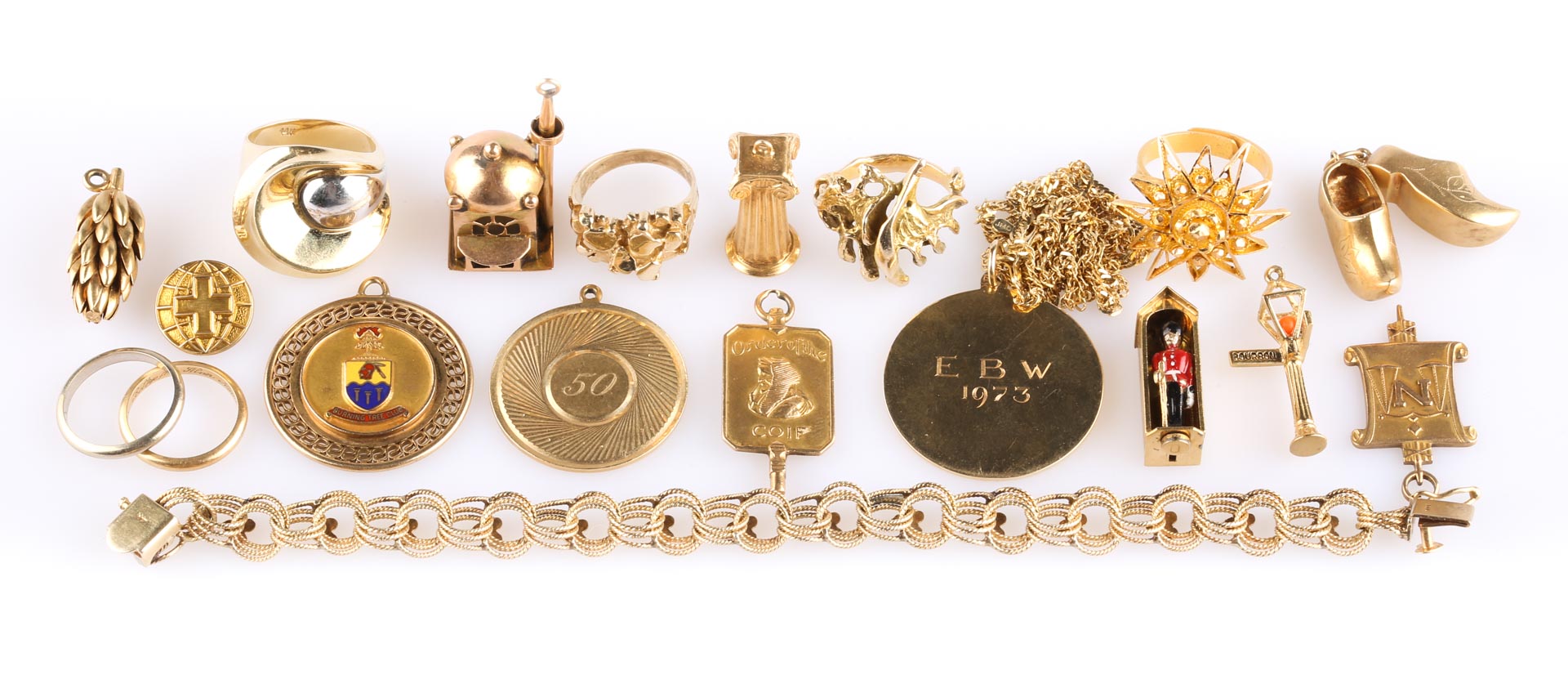 Appraisal: A Bag of Gold Jewelry Featuring a K round link