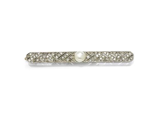 Appraisal: A PEARL AND DIAMOND BAR BROOCH circa Platinum yellow gold