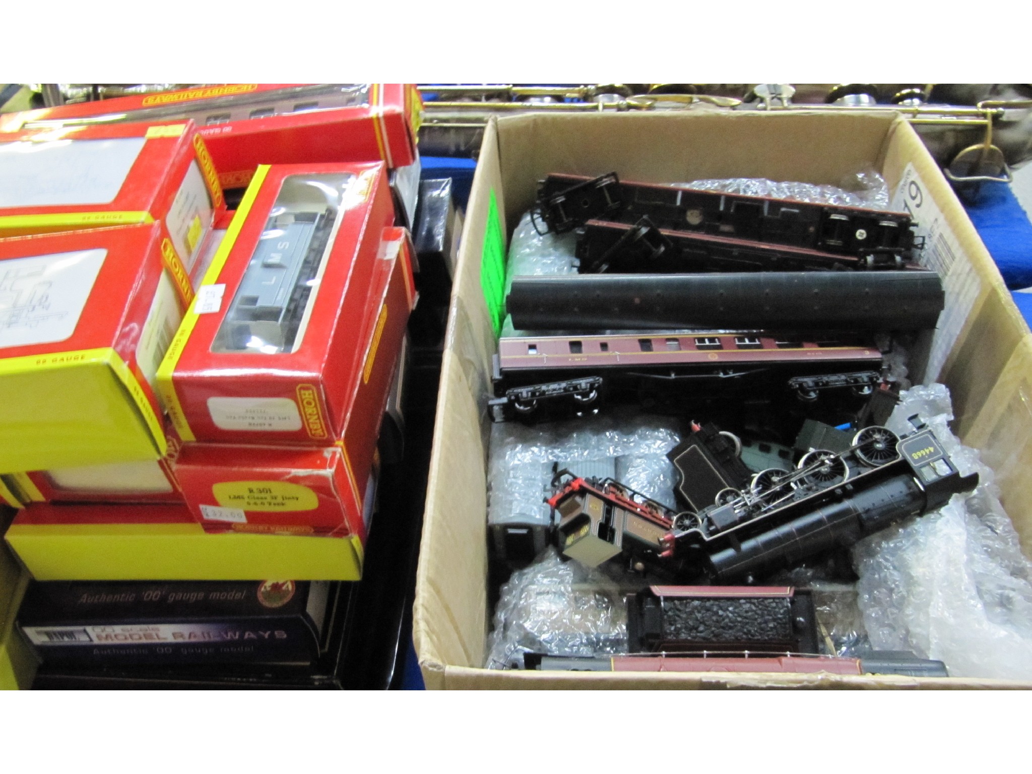 Appraisal: A lot comprising a tray of boxed Hornby engines carriages