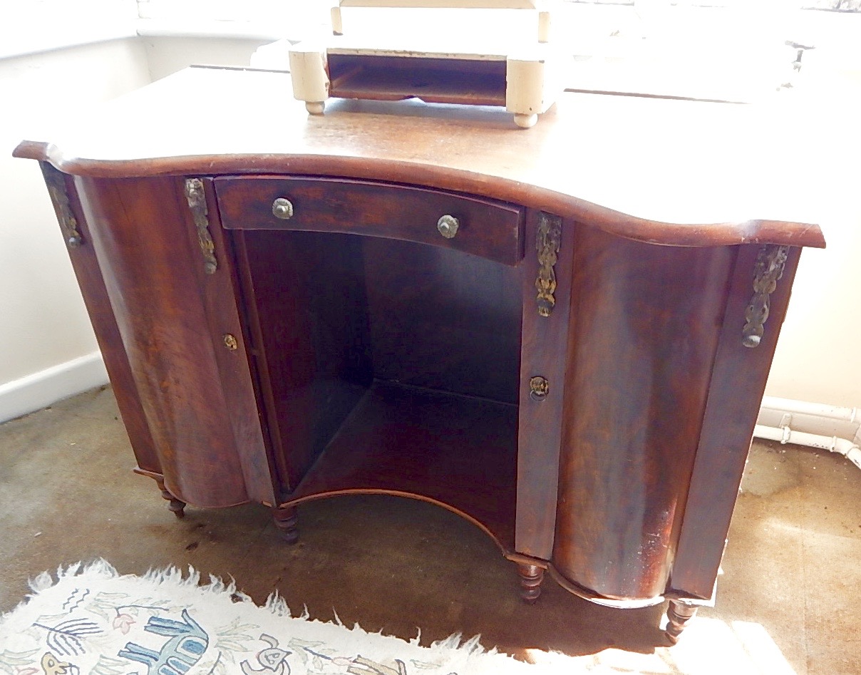 Appraisal: A thC figured mahogany serpentine front dressing table with shallow