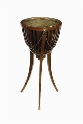 Appraisal: An Edwardian mahogany jardiniere stand with a lift-out brass liner