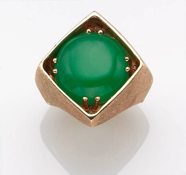 Appraisal: A jadeite jade ring centering a round cabochon-cut jadeite jade