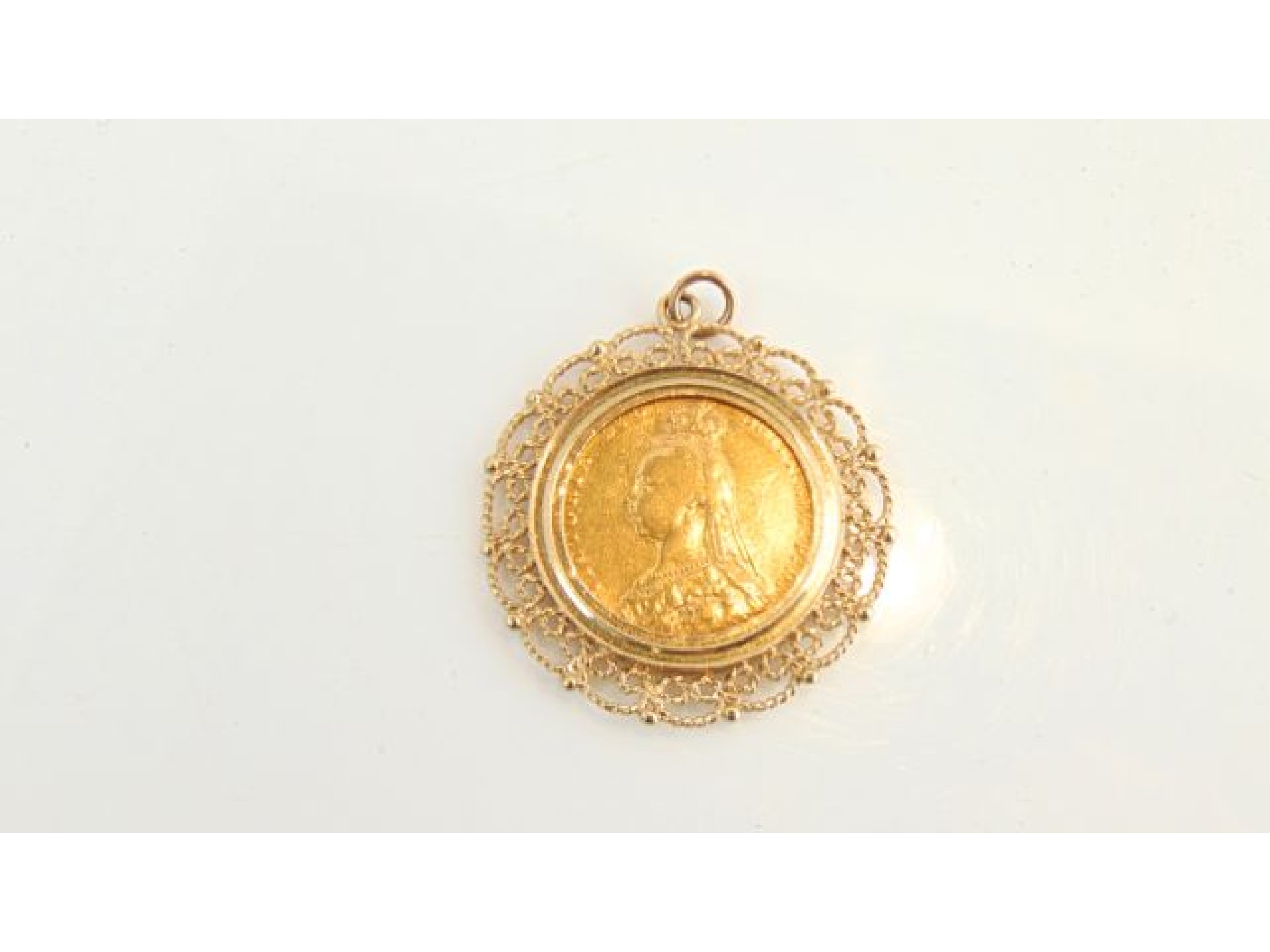 Appraisal: A full sovereign pendant with ct gold rope-twist border g