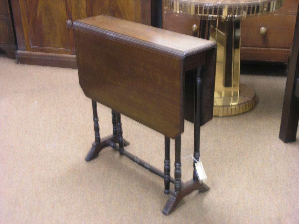 Appraisal: An Edwardian mahogany Sutherland table on turned underframe in opening