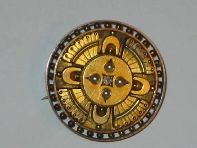 Appraisal: A VICTORIAN CT GOLD BROOCH of circular form centrally set