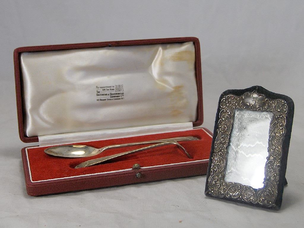 Appraisal: Cased silver pusher and spoon retailed by Goldsmiths Silversmiths to