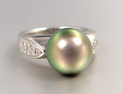 Appraisal: PLATINUM TAHITIAN BLACK PEARL AND DIAMOND RING Platinum ring centering