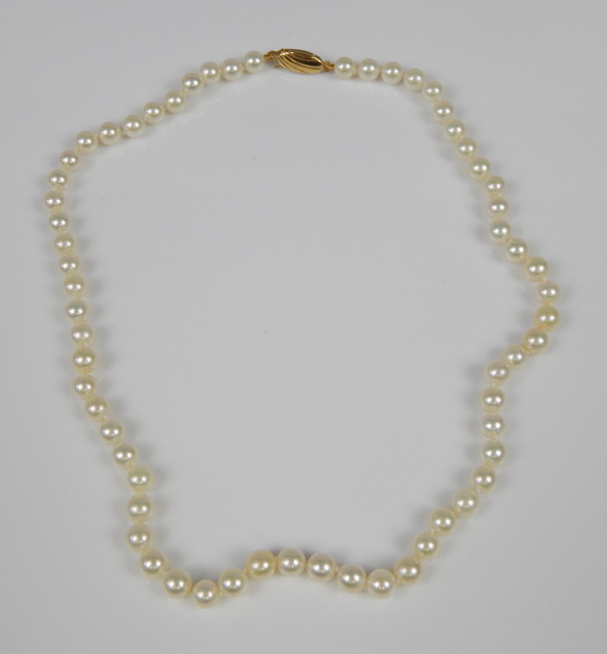 Appraisal: A single row cultured pearl necklace with ct gold shell