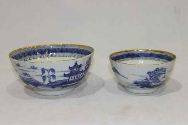 Appraisal: TWO CHINESE EXPORT SMALL CIRCULAR BOWLS largest