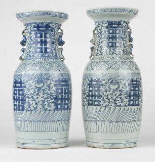 Appraisal: A pair of Chinese export porcelain vases Late Qing dynasty