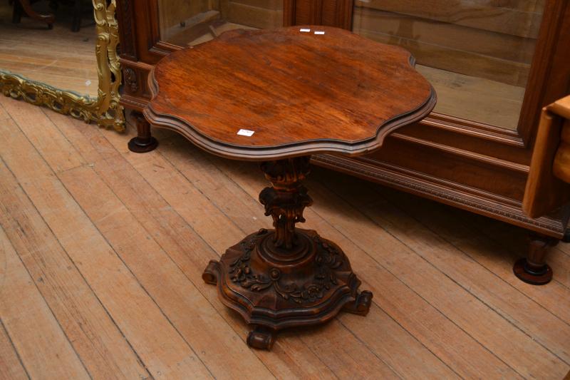 Appraisal: A QUALITY REPRODUCTION WALNUT SIDE TABLE WITH DECORATIVE CARVING TO