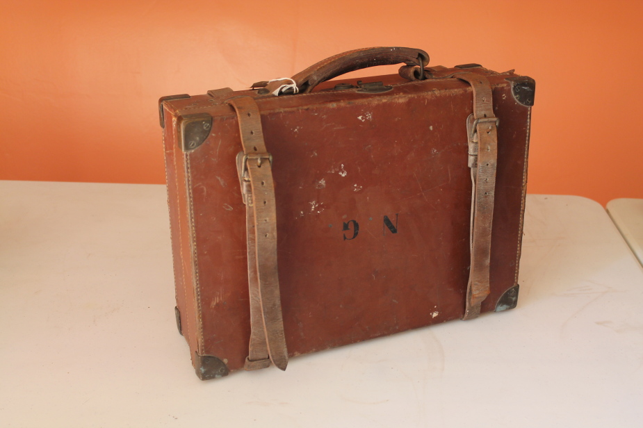 Appraisal: A Vintage leather cartridge magazine case Auctioneer to announce there