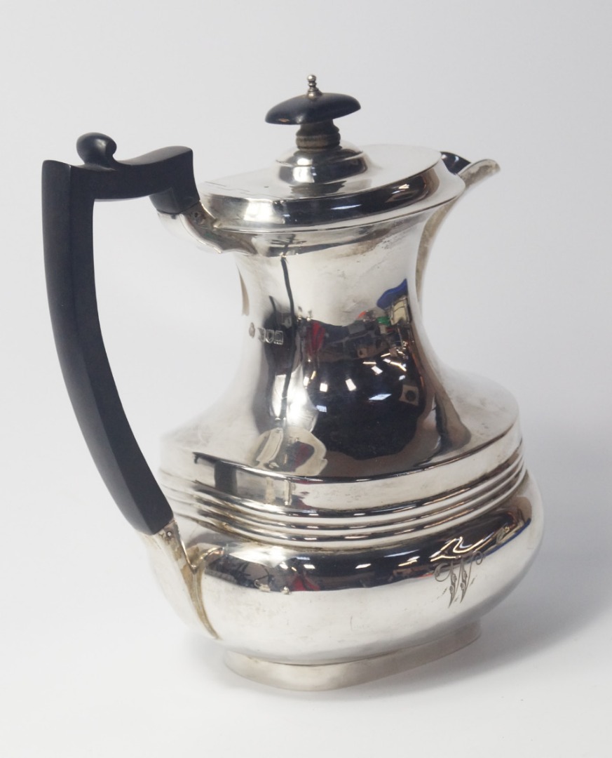 Appraisal: An Edward VII silver baluster coffee pot with fluted decoration