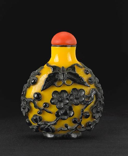 Appraisal: A yellow and black overlay glass snuff bottle Of flattened