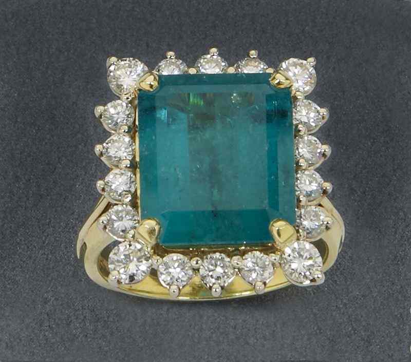 Appraisal: K gold diamond and Columbian emerald ring the Columbian emerald