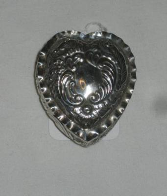 Appraisal: A VICTORIAN TRINKET BOX of heart form the hinged lid