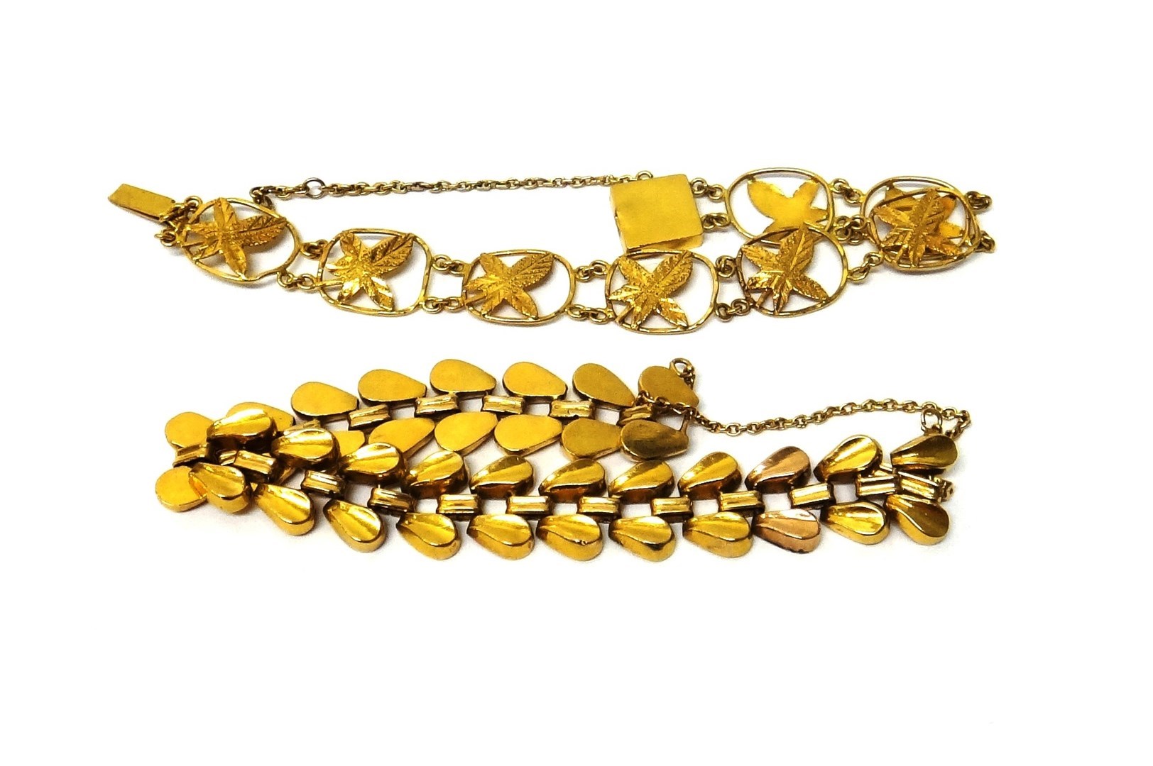 Appraisal: A gold bracelet in a hollow twin row design and