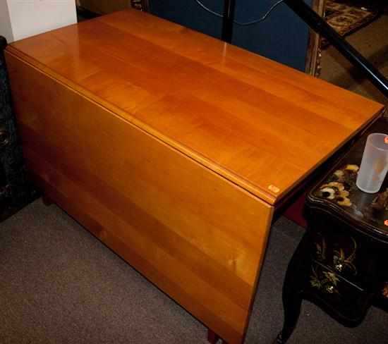 Appraisal: Federal style maple drop leaf table Estimate - No condition