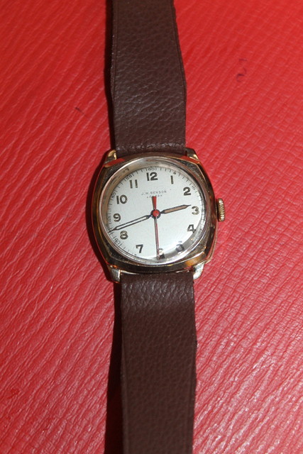 Appraisal: A CT GOLD GENTLEMAN'S WRIST WATCH in plain case by