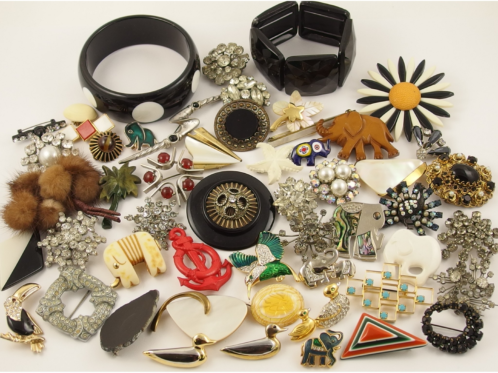 Appraisal: A collection of vintage costume jewellery to include retro items