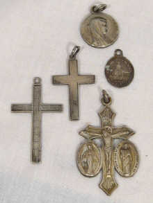 Appraisal: A mixed lot comprising three silver crosses and two religious