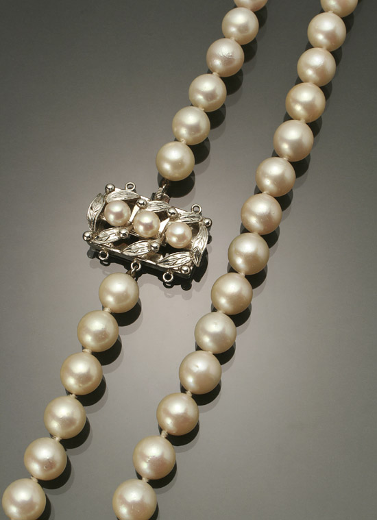 Appraisal: Choker Length Cultured Pearl Necklace Knotted The single strand having