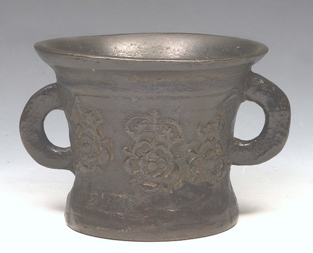 Appraisal: A LATE TH CENTURY BRONZE MORTAR with Tudor rose and