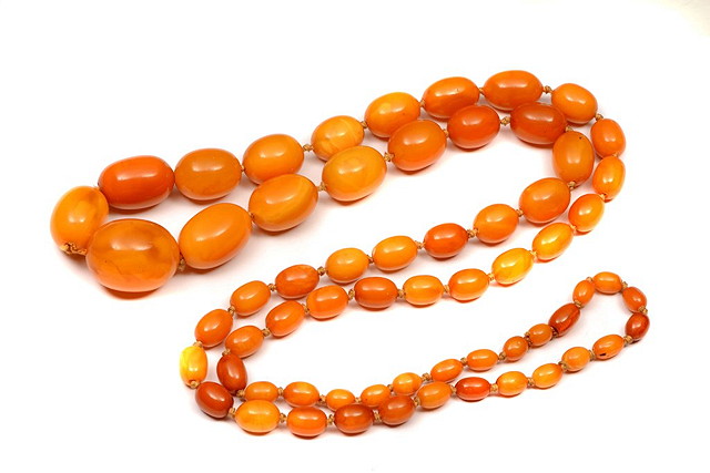 Appraisal: A GRADUATED AMBER BEAD NECKLACE approximately cm grams