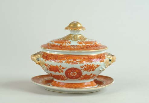 Appraisal: THREE-PIECE CHINESE EXPORT ORANGE FITZHUGH SAUCE TUREEN Two intertwined strap