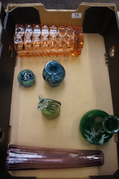 Appraisal: A good collection of modern glass to include Mary Gregory