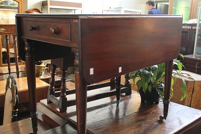 Appraisal: A TH CENTURY MAHOGANY PEMBROKE TABLE with end drawer and