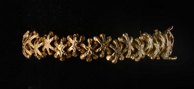 Appraisal: A CT GOLD BRACELET with interlinked abstract panels grams