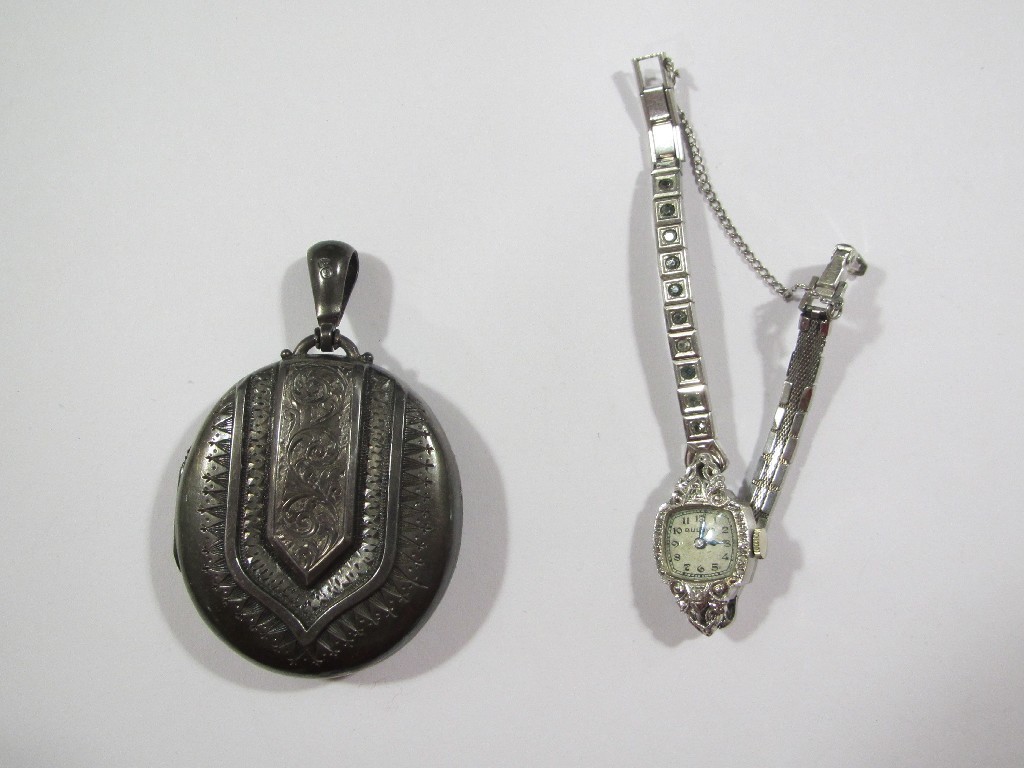 Appraisal: Lot comprising a Victorian silver locket and a ct white