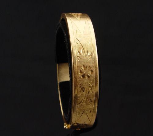 Appraisal: A WIDE K GOLD BANGLE BRACELET K yellow gold hinged