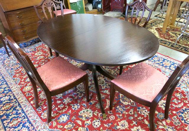 Appraisal: OVAL MAHOGANY DINING TABLE AND SIX CHAIRS American Federal style